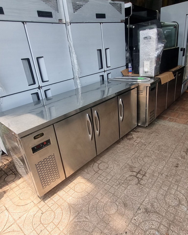 Thanh lý tủ bàn lạnh inox 3 cửa mở .